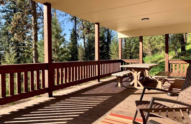 Private, modern cabin near golf course and hot springs pool