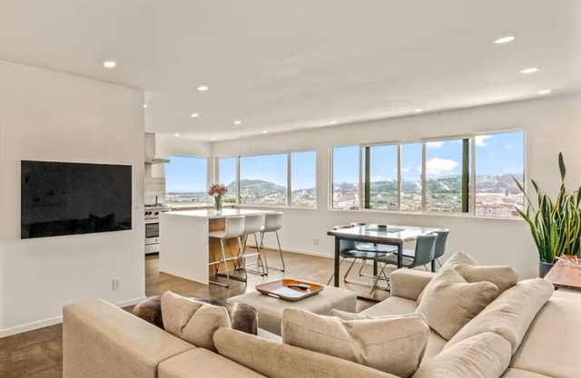 Private Modern House: Stunning Views & Backyard