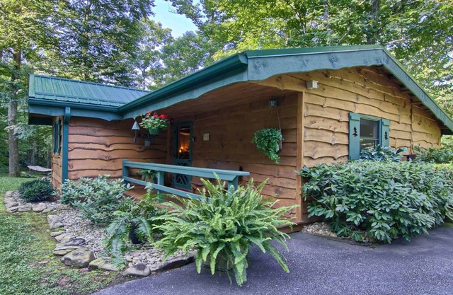 PRIVATE BERGPAARE GETAWAY. 16 MI TO ASHEVILLE. Creek, Whirlpool, Kamin