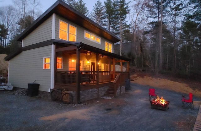 Private Mountain Oasis! Hot tub, Fire Pit & Games in Blue Ridge Mountains! Dogs!