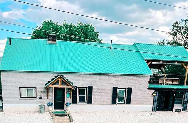 Mt top chalet private with views, walk to city center. Cozy w/ hardwood floors