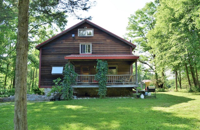 Private nature hideaway, timber frame home minutes to New Paltz, Gunks, 2 decks.