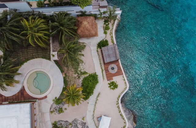 Private Oceanfront Villa / Fully Staffed / daily cleaning and concierge.