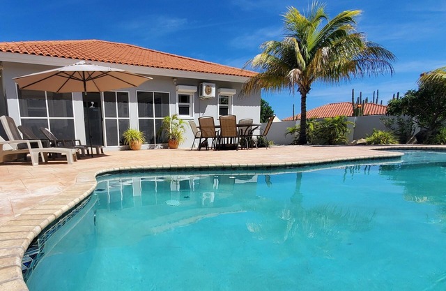 Privates 3BR Haus, ruhige Sackgasse, Pool, alle Annehmlichkeiten, 3 min zum Strand!
