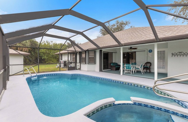 Private Oasis! Heated Pool, Lanai with Poolside Bathroom, Grill, Mins to Beach!