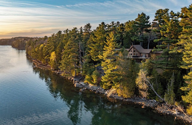 Spacious Oceanfront Chalet: Hot tub, Fire pit, Sunset Views, Game room, Kayaks