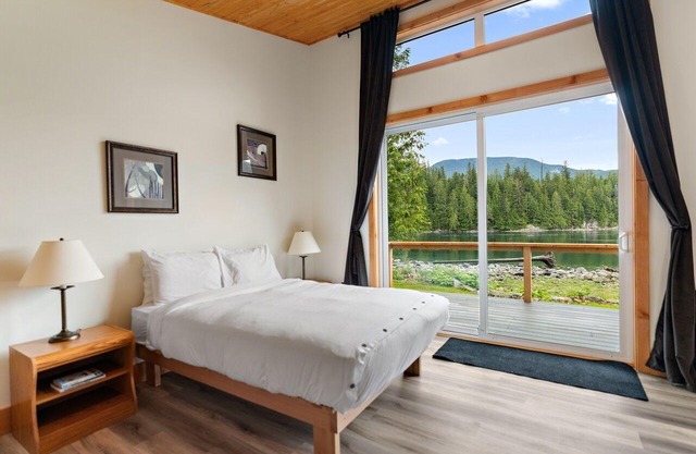 Private Oceanfront Lodge