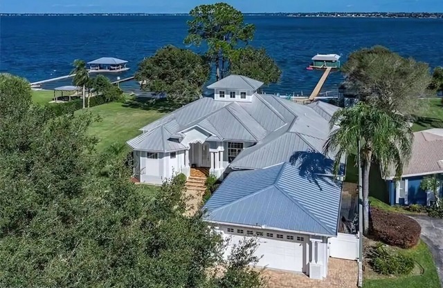 Private Old Florida Lake House Retreat 5 bedroom 4 bathroom home away from home