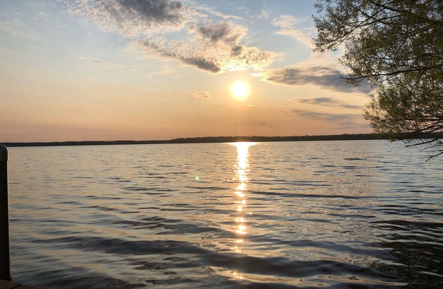 Genießen Sie ein sehr privates Seehaus mit Sonnenaufgangs- / Sonnenuntergangsblick! Geräumiges Haus für 20+ Personen