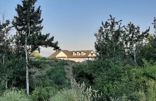 Private. One bedroom apt. on acreage in Exclusive Neighborhood. Spectacular View