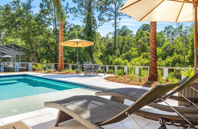 Private Outdoor Oasis with Pool. 2 Minutes to Beach. LSV and Bikes