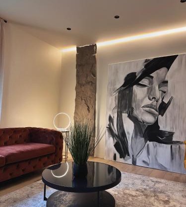 Private Patio and Parking KING BED Elegant Retreat