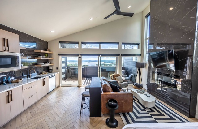 Private Patio | Hot tub | Luxury Lakeview