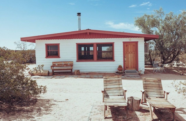 Private, peaceful cabin in North Joshua Tree With Hot Tub