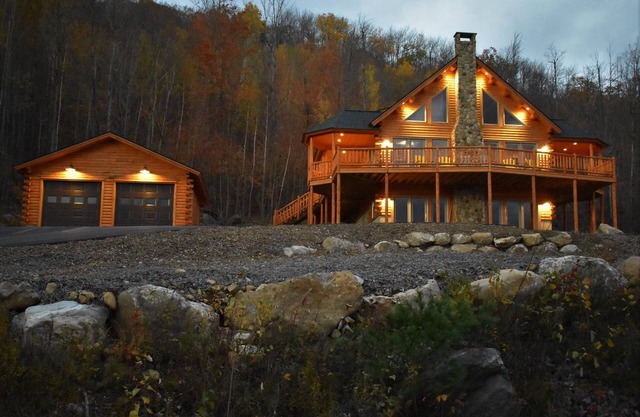 SPECTACULAR PRIVATE MOUNTAIN GET AWAY NAHE SKIGEBIET / HOT TUB