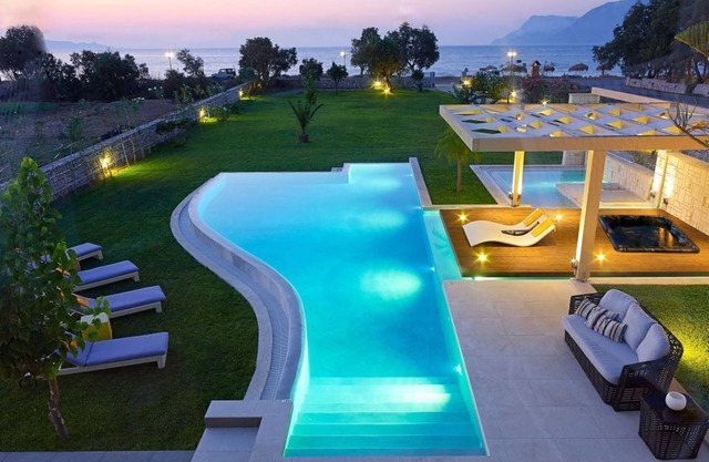 Private ruhige Luxus-Villa mit Pool und Außenjacuzzi nur 20 m vom Meer entfernt