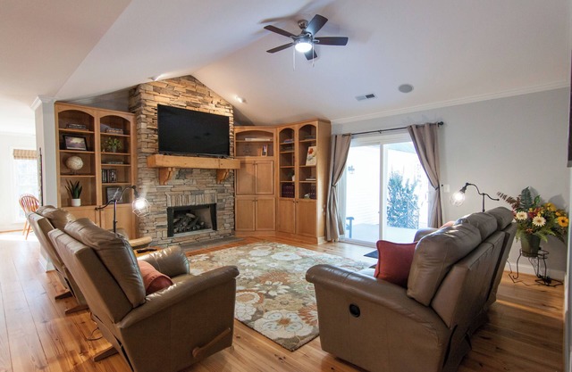 Private, Peaceful Home Close to Waterfall Hikes, Mtn Biking, Fishing & More