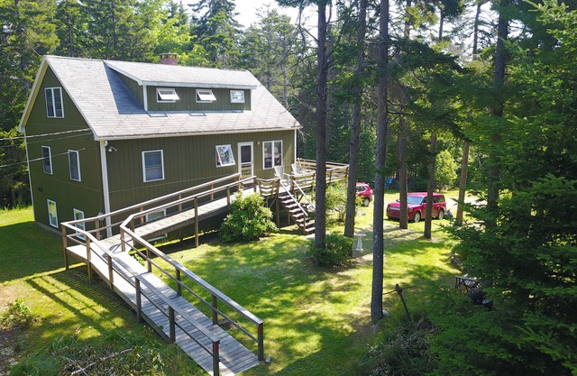 Privates & geräumiges Cottage mit direktem Zugang zum Ufer und Internet