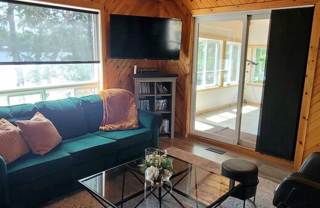 Private Peninsula - Modern yet Cozy 5-Bedroom Renovated Cottage