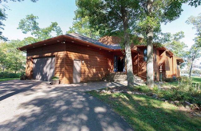 Privat Halbinsel mit 3.000 Feet Seeufer im Herzen von Lake Country!