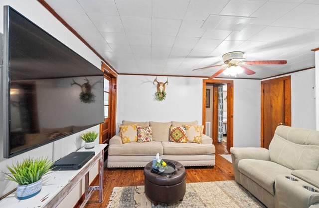 Private, Pet friendly,3-bedroom cabin with A/C & WiFi in Castleberry, Alabama!
