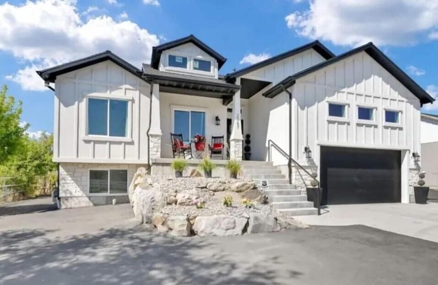 Newly renovated Home *Sleeps 14 *Private hot tub *Pool table *Firepit*BBQ grill