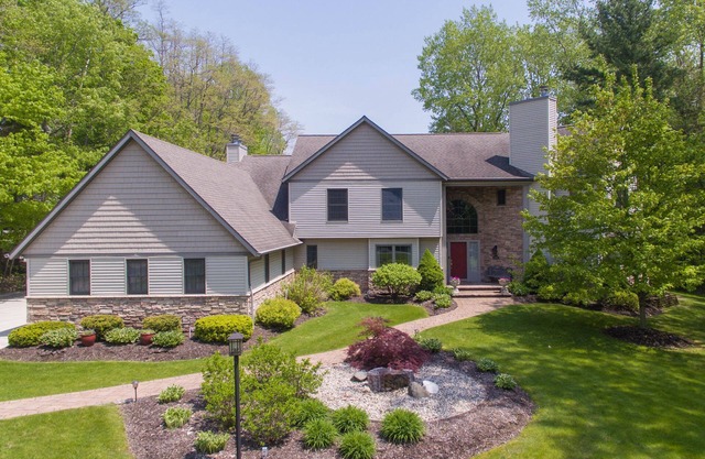 Private Pool/4 Min drive to Beach/5 Star home w/ huge yard, firepit & sunroom