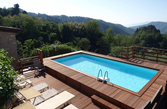Private pool. 5 bedrooms, 2 bathrooms, sleeps 9-10. Also suitable for 4-6 pers.