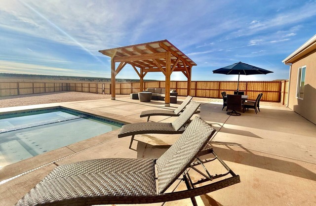 Private Pool/hot tub and amazing Crimson Sunsets!