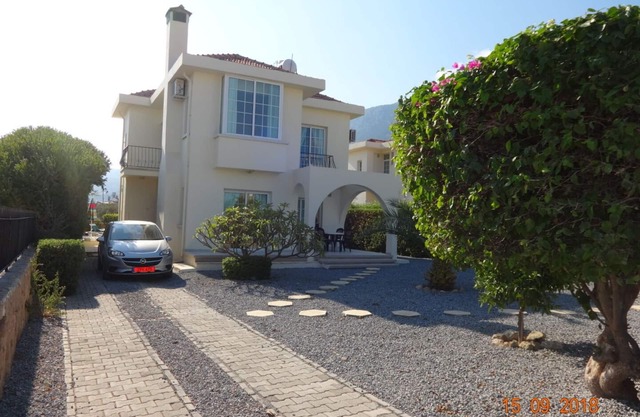 Privater Pool und herrliche Meer- und Bergblick