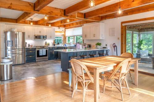 Private Pool and Screened Deck Mashpee Home!