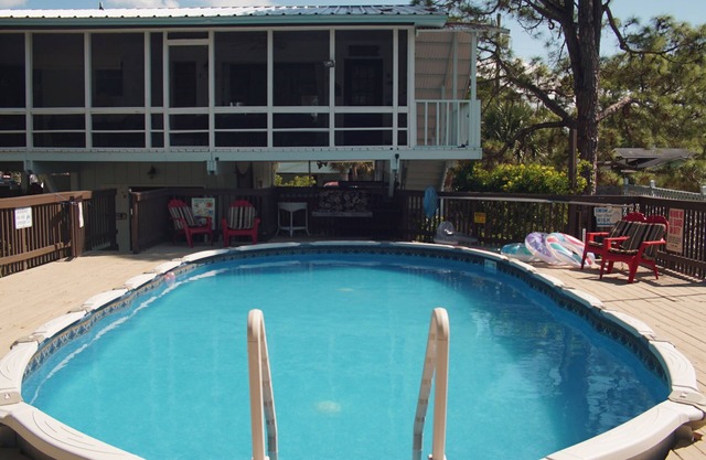 Privater Pool, Bootssteg und abgeschirmte Veranden - 1. 5 Blocks zum öffentlichen Zugang zum Strand.