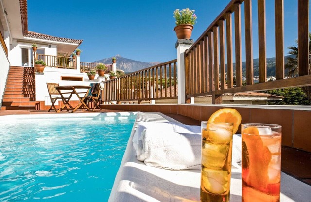 Privater beheizter Pool, Blick auf das Meer und den Teide, Wifi, Concierge in der Villa [apt H]