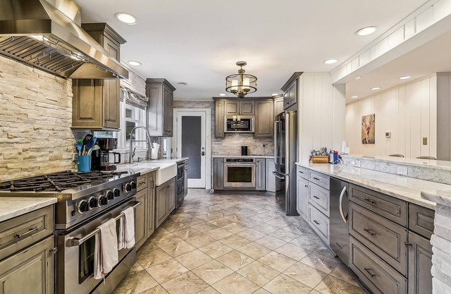 PRIVATE POOL, EXTENSIVE DECK AND SCREENED IN PORCH!! MINI WEEKS ALSO AVAILABLE WITH SATURDAY OR WEDNESDAY CHECK-IN. BOOK TODAY!!