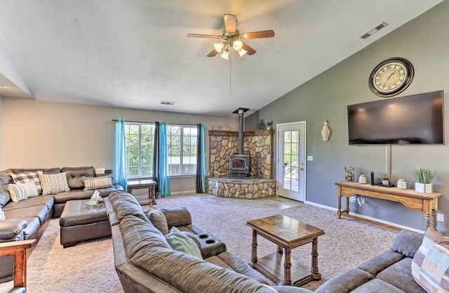 Weaverville Family Home: Mtn Views & Fire Pit