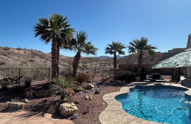 Private Pool Home minutes to Laughlin Casinos, Colorado river, Lake Mohave.