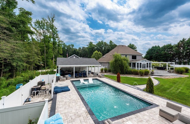 Private Pool Hot tub Fire Pit Beach House Sleeps 10