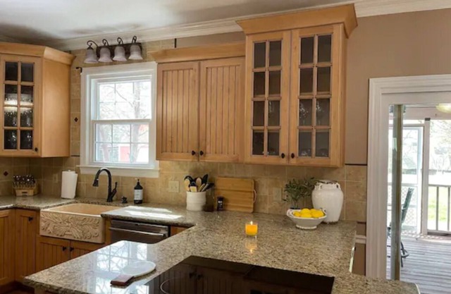 Private pool & Hot Tub home minutes from lake & Broadway