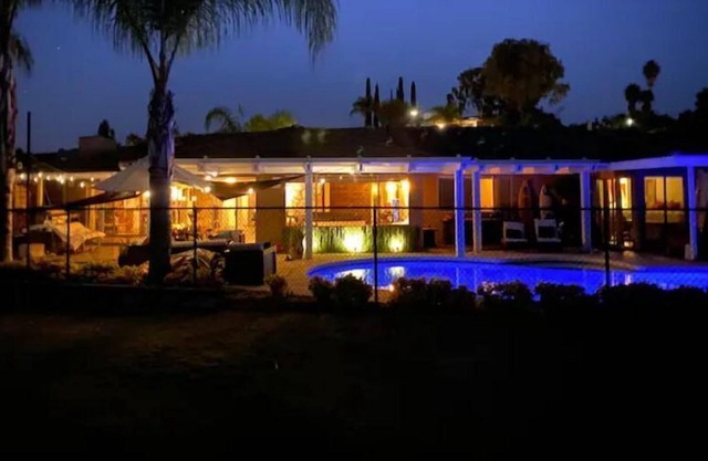 Private pool, hot tub. On the golf course.