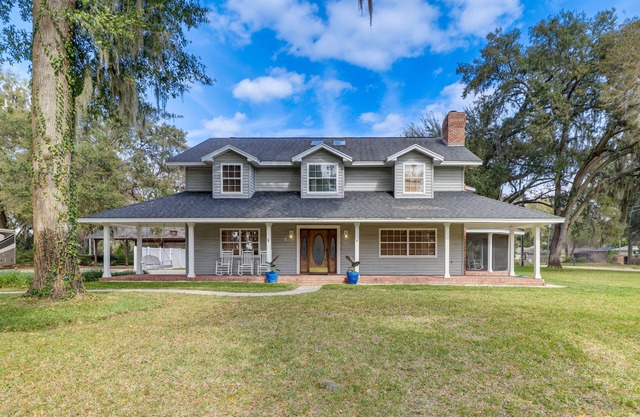 Private Pool & Lake Views: Family Home in Oxford