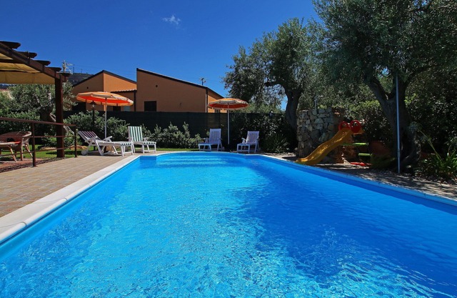 Privater Pool, großer Garten, Terrasse, Klimaanlage, Wi-Fi, nahe dem Meer.