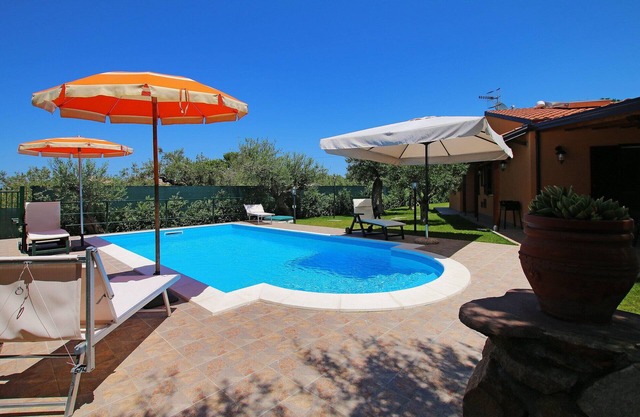 Privater Pool, großer Garten, Terrasse, Klimaanlage, Wi-Fi, nahe dem Meer.