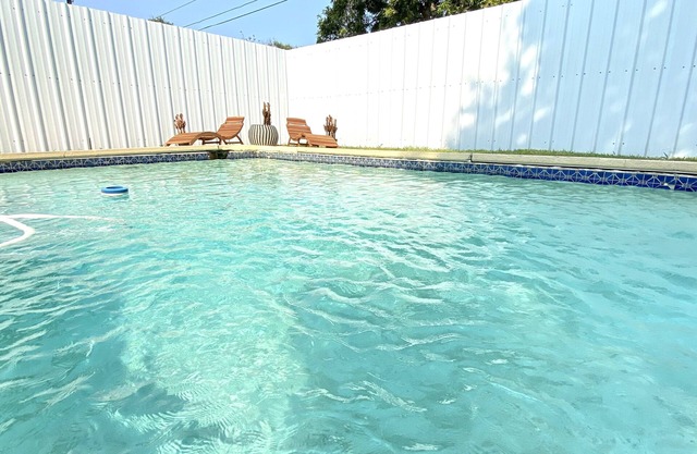 Private Pool, Modern Vacation Getaway:Within 25 min of Dallas/surrounding cities