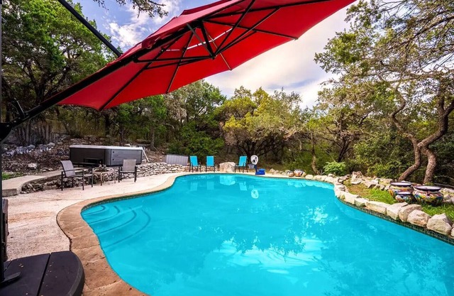 Private Pool & NEW Hot Tub in The Hill Country
