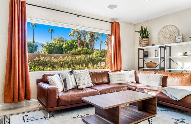 Private Pool/Spa Home in the Lovely Tamarisk Community