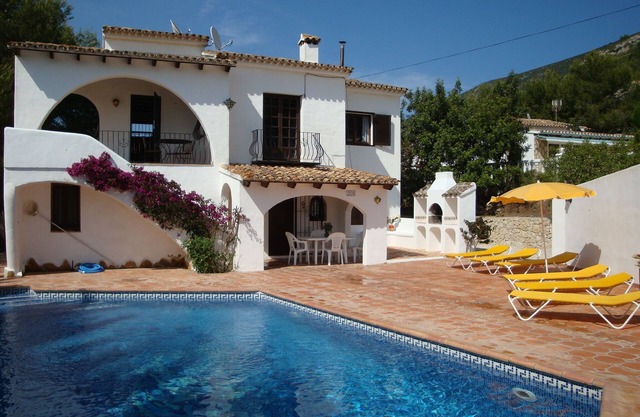 Private Pool, terrace vineyard views, BBQ, Table Tennis, 5 min car Beach/Town