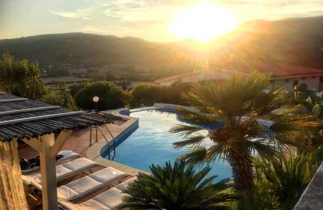 Private Pool villa with panoramic views split over 2 levels / Aircon / New Pool.