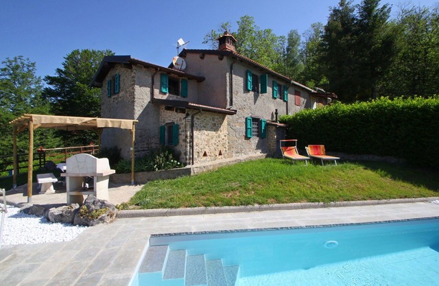 Privater Pool, WiFi, 6 Personen, mitten in der Natur