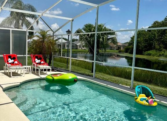 Private pool with a beautiful view overlooking the lake! Near Disney - Universal