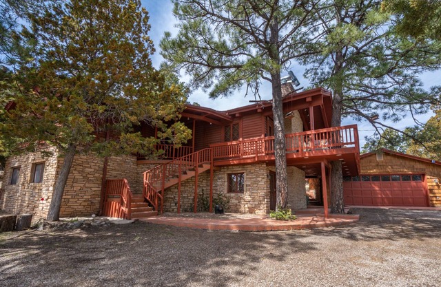 Private property, located on a cul-de-sac, jacuzzi, deck, outdoor activities